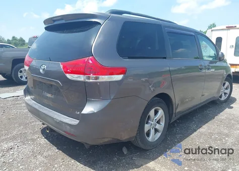 2012 Toyota Sienna Le V6 8 Passenger z USA, uszkodzony, nr VIN 5TDKK3DC9CS252274